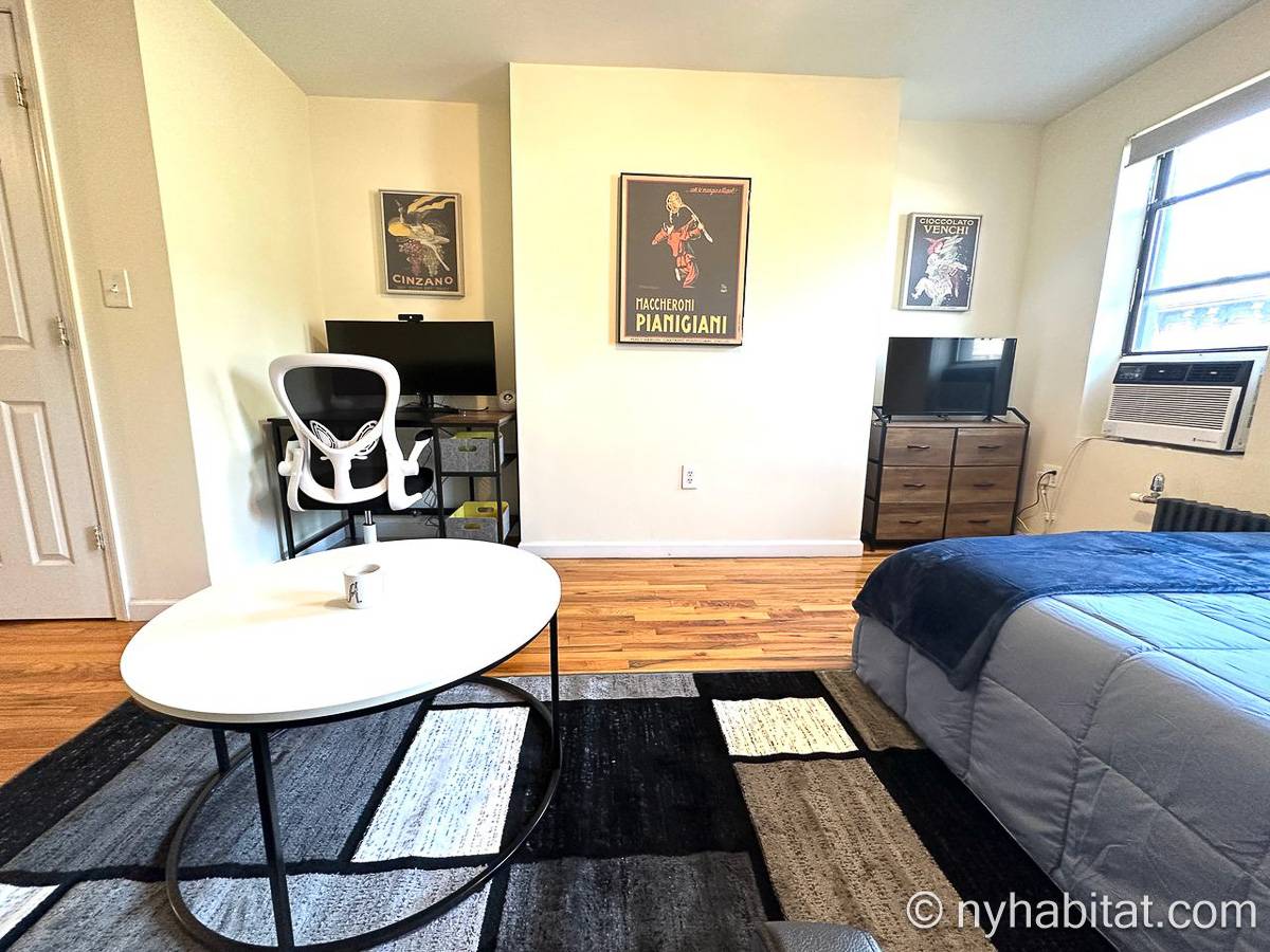 Living room - Photo 7 of 10