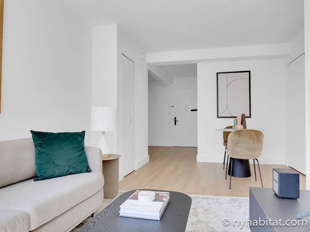 Living room - Photo 3 of 4