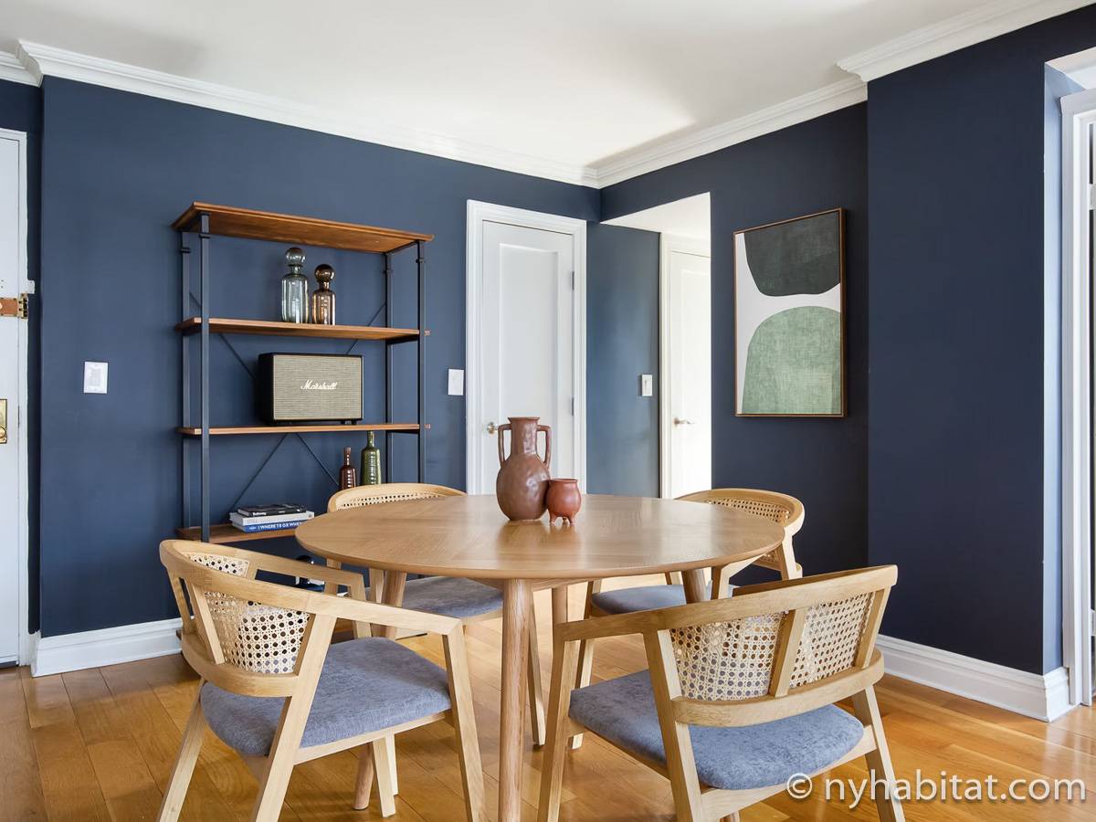 Living room - Photo 4 of 5