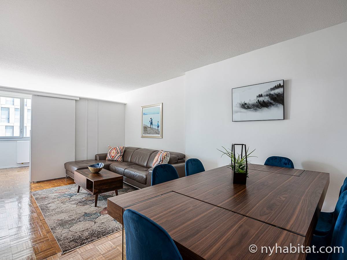 Living room - Photo 3 of 5