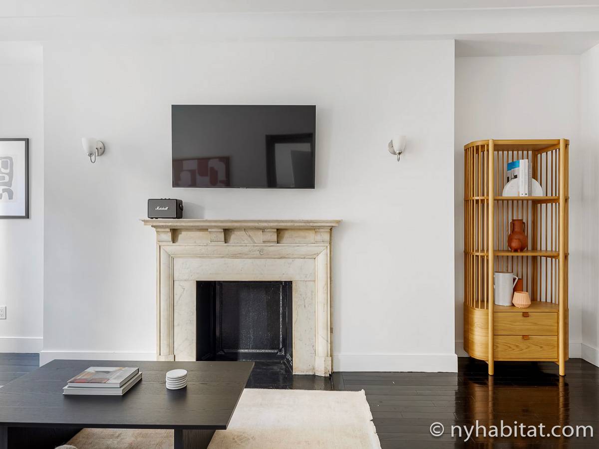 Living room - Photo 3 of 4