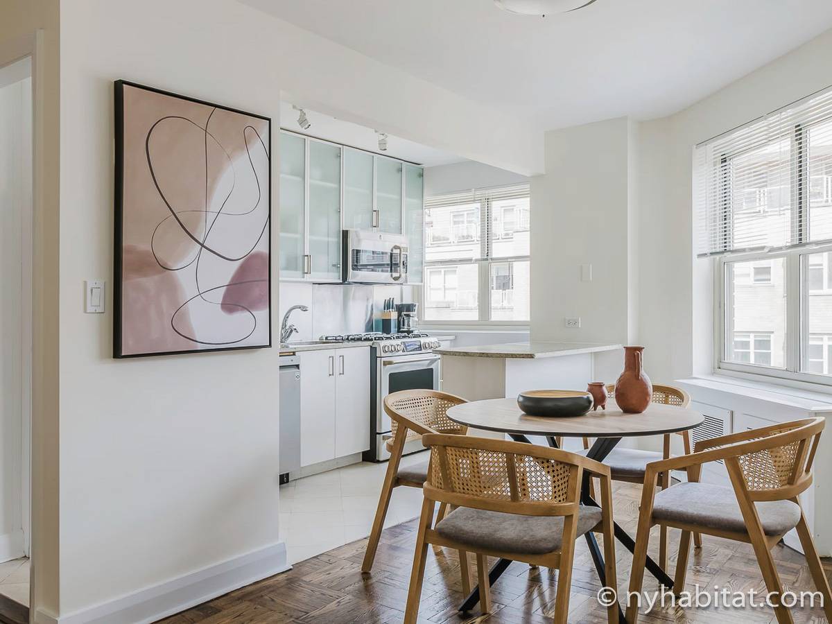 Living room - Photo 3 of 5