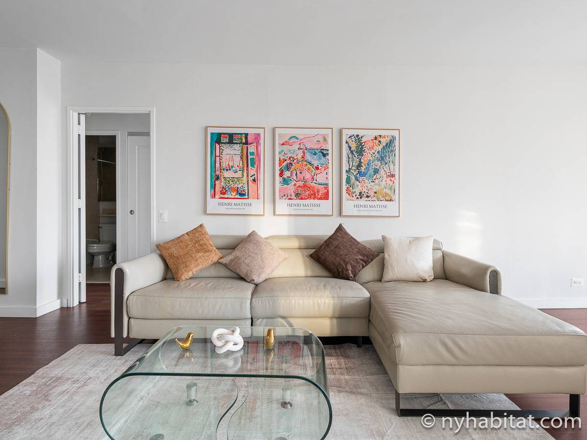 Living room - Photo 3 of 10