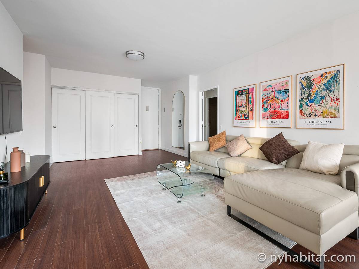 Living room - Photo 4 of 10