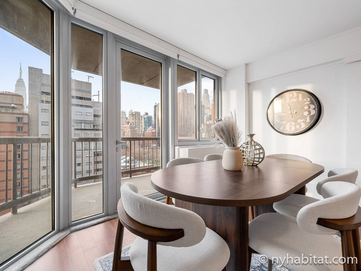 Living room - Photo 7 of 10