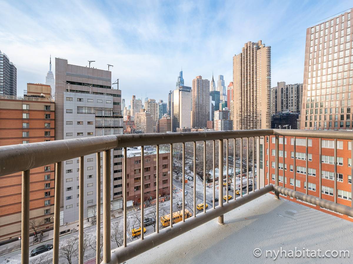 Living room - Photo 9 of 10