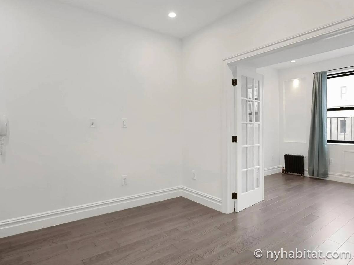 Living room - Photo 3 of 4