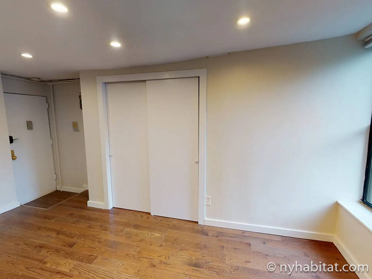 Living room - Photo 3 of 4