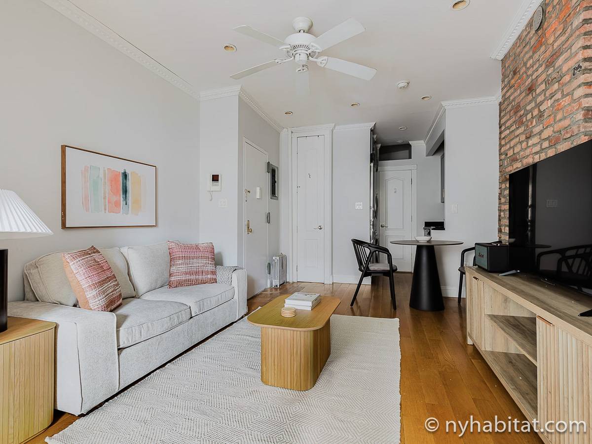Living room - Photo 3 of 4