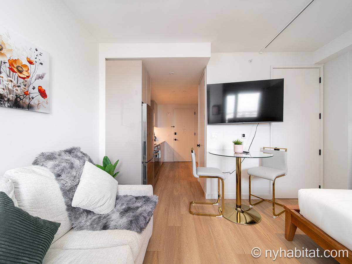 Living room - Photo 6 of 10
