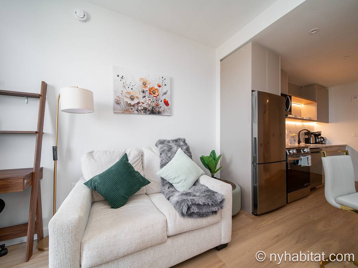 Living room - Photo 5 of 10