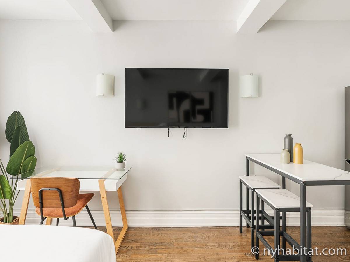 Living room - Photo 4 of 7