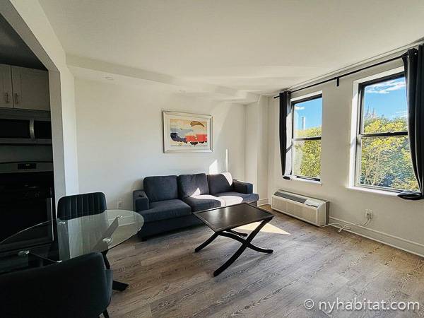 Living room - Photo 3 of 5