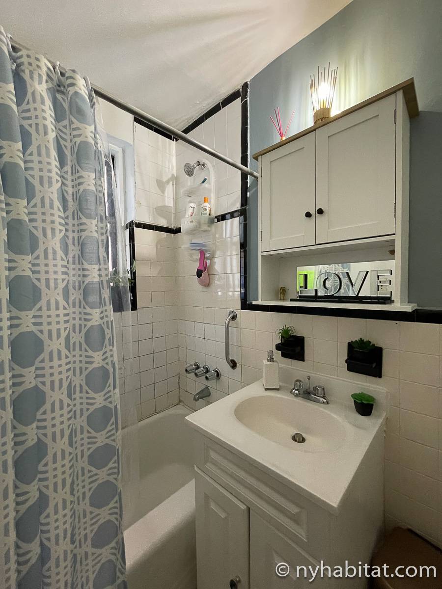 Badezimmer - Photo 2 von 3