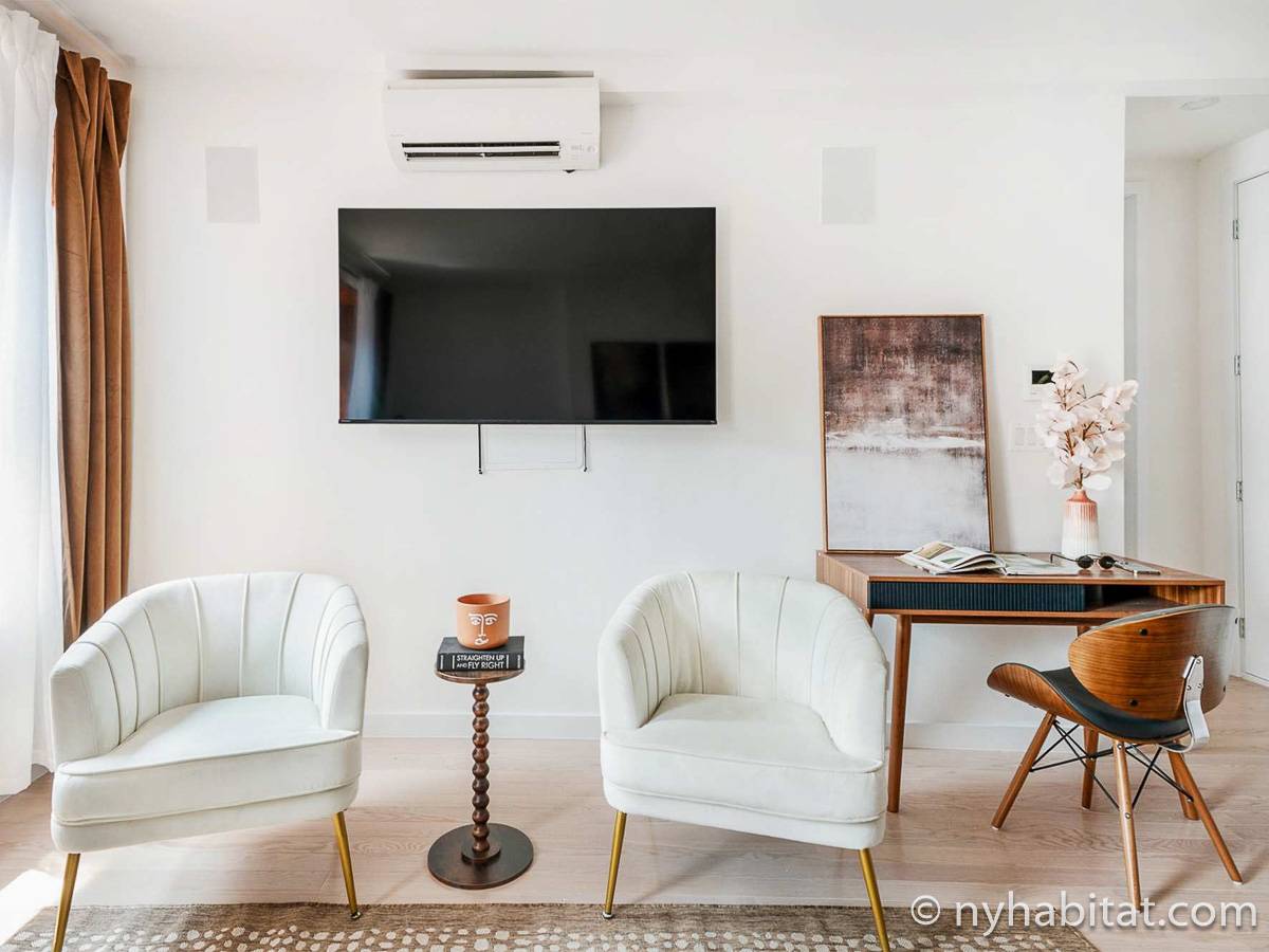 Living room - Photo 6 of 7
