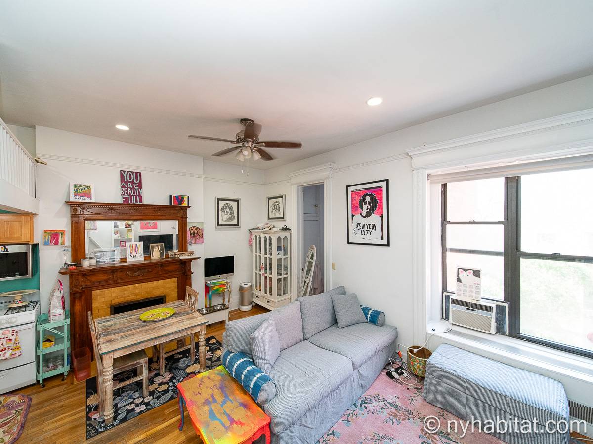 Living room - Photo 7 of 8