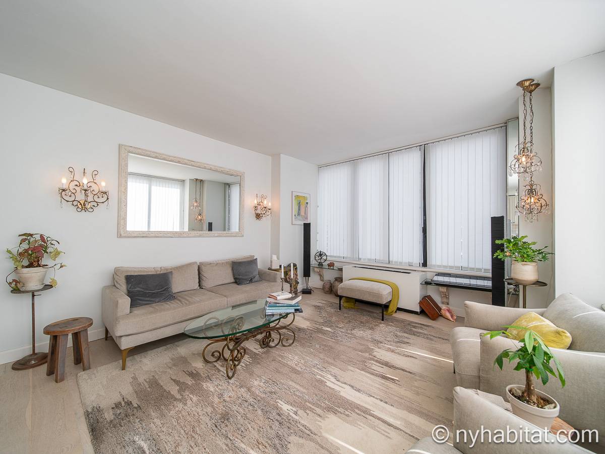 Living room - Photo 3 of 11