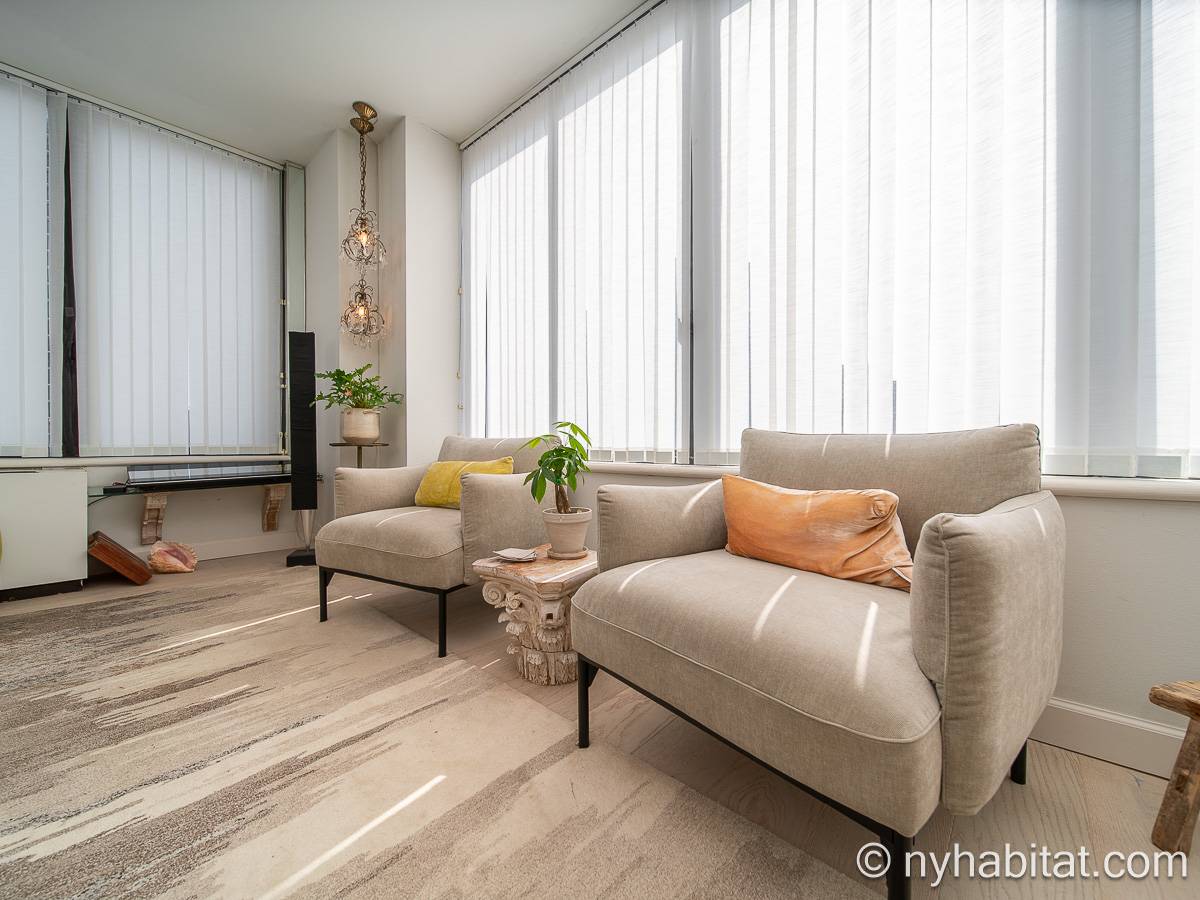 Living room - Photo 8 of 11