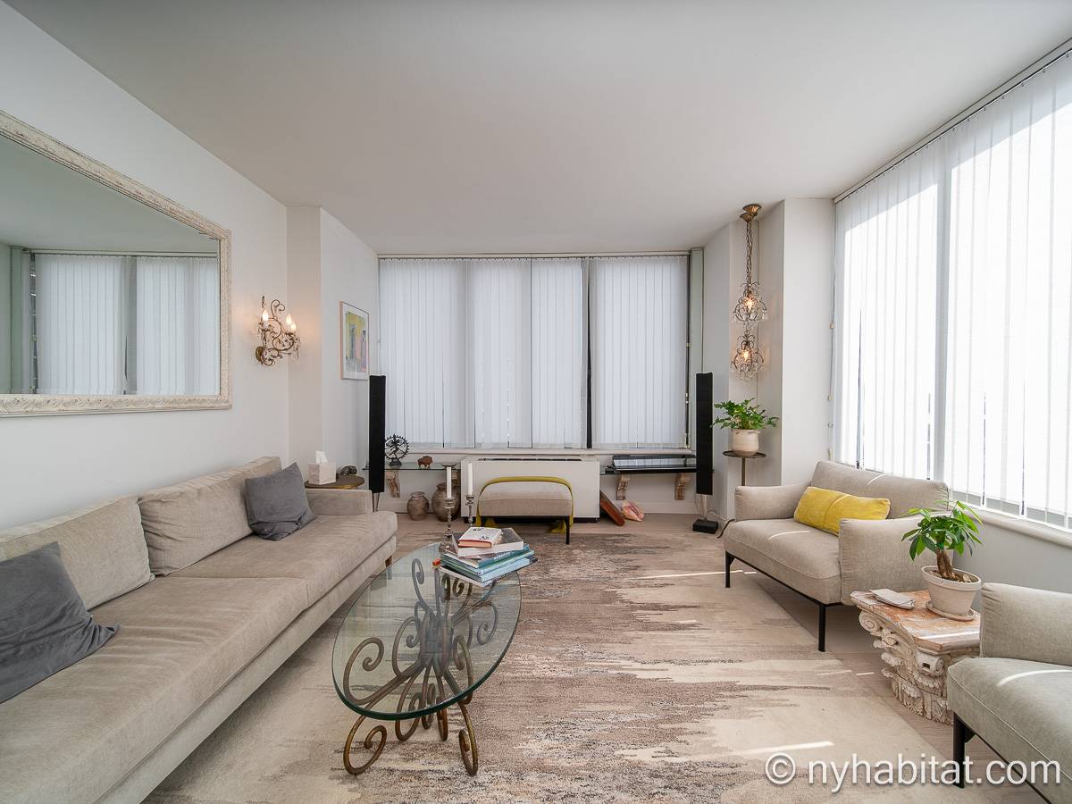 Living room - Photo 4 of 11