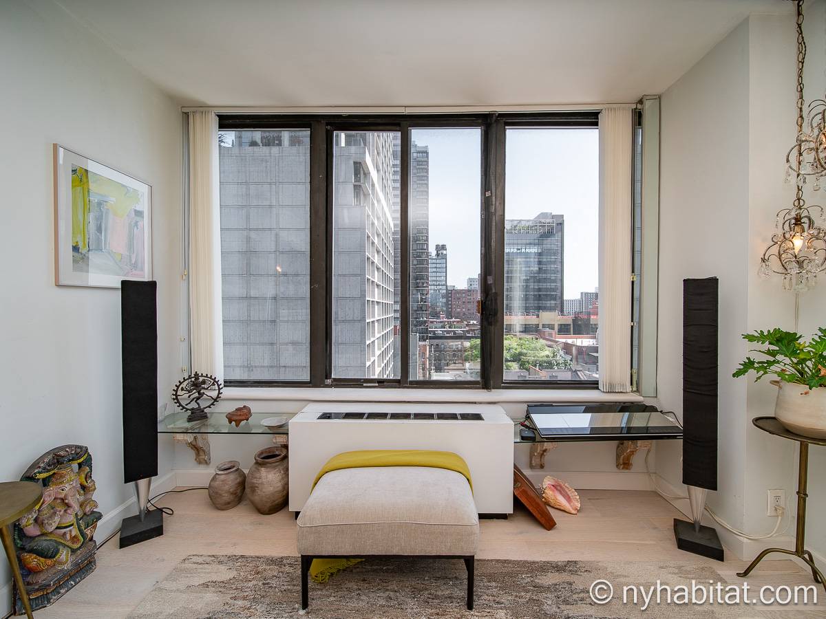 Living room - Photo 2 of 11