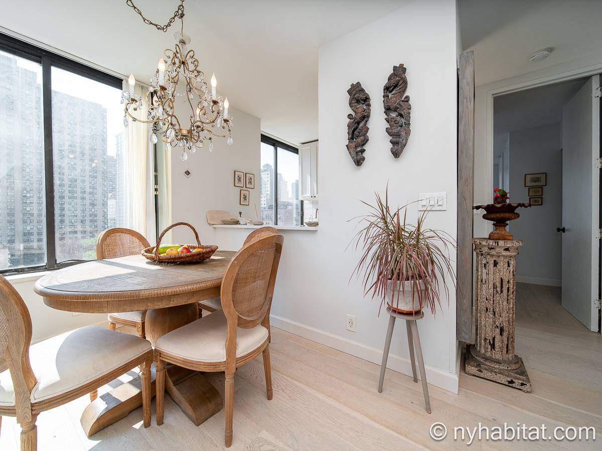 Living room - Photo 10 of 11