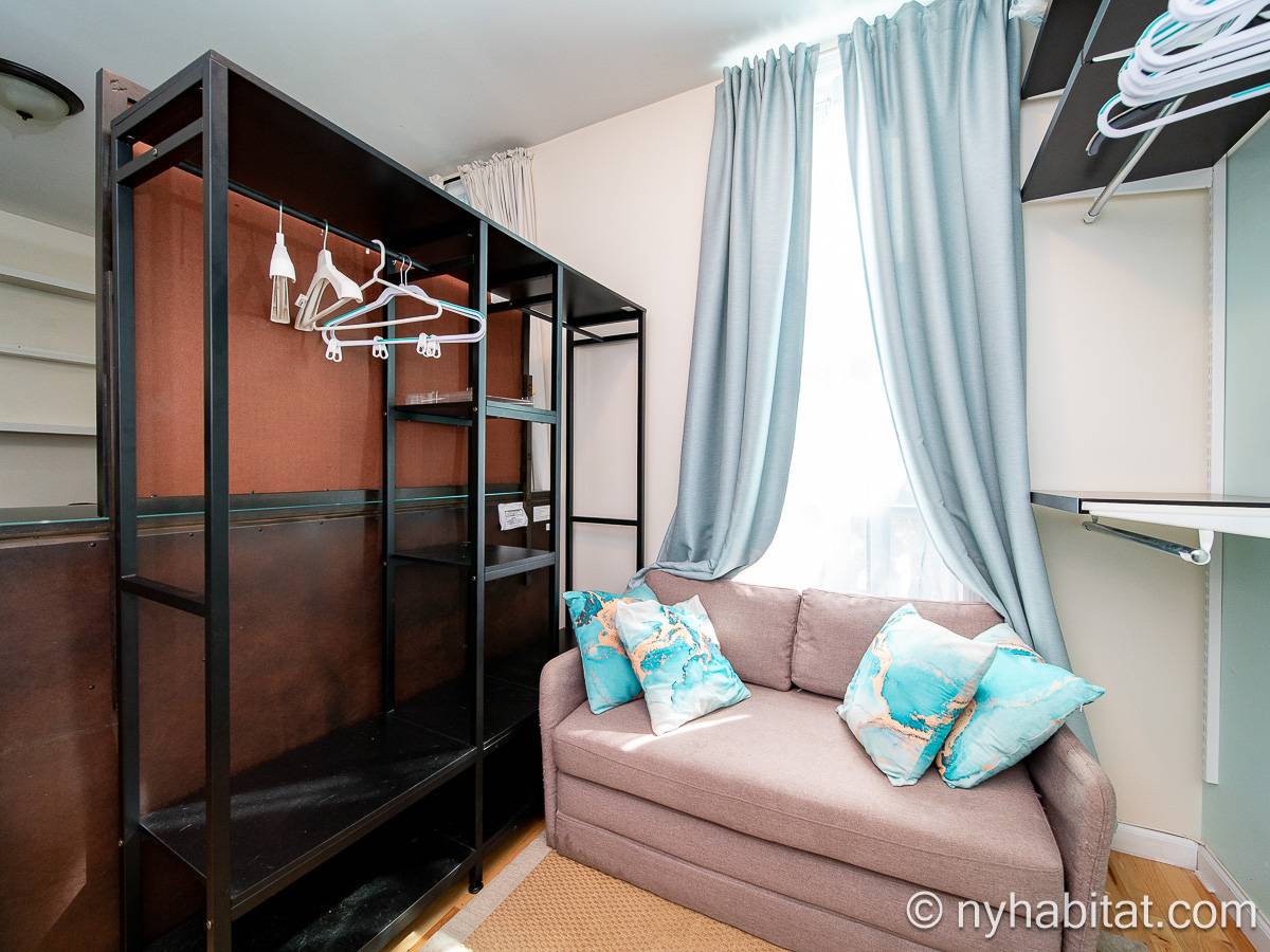 Bedroom - Photo 8 of 10