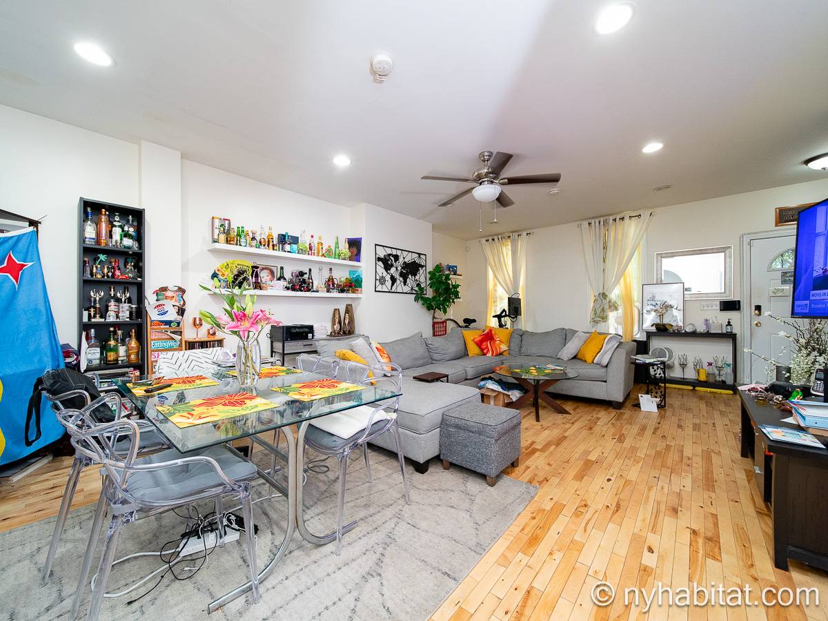 Living room - Photo 4 of 7