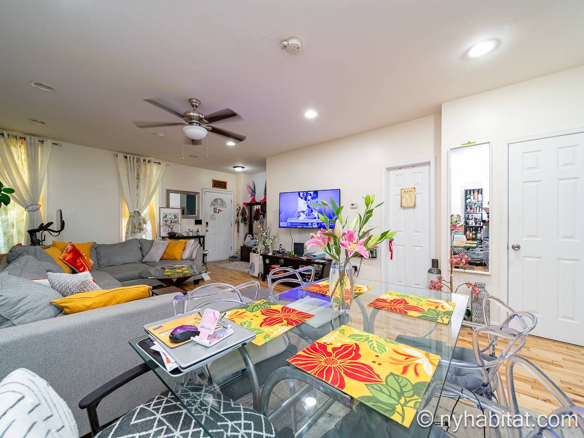 Living room - Photo 3 of 7