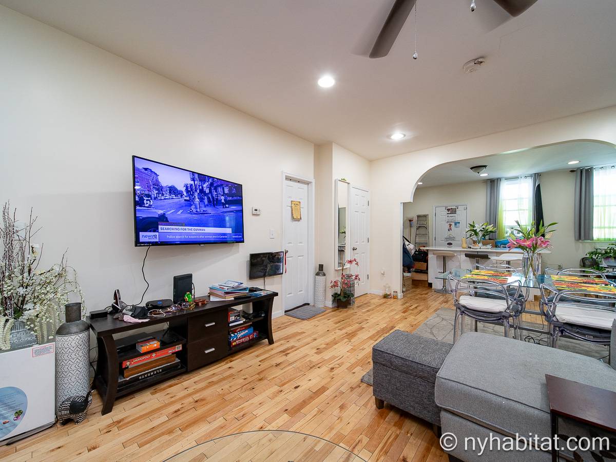 Living room - Photo 6 of 7