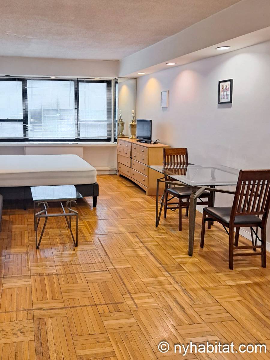 Living room - Photo 3 of 4