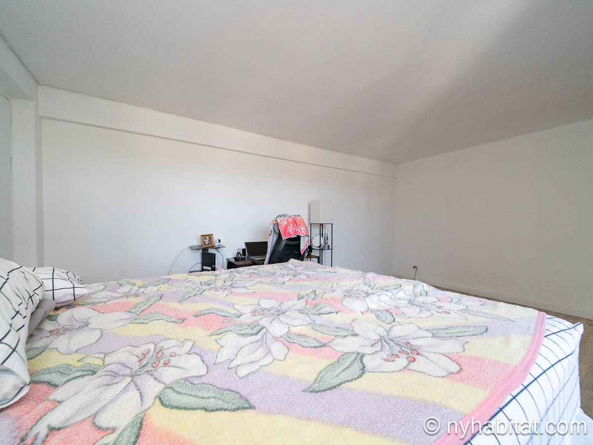 Living room - Photo 3 of 5