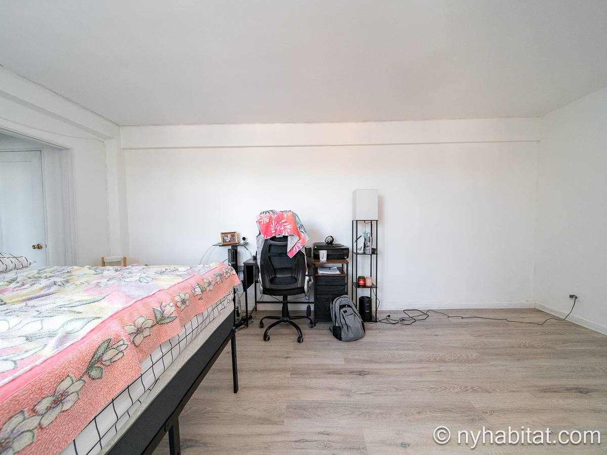 Living room - Photo 4 of 5