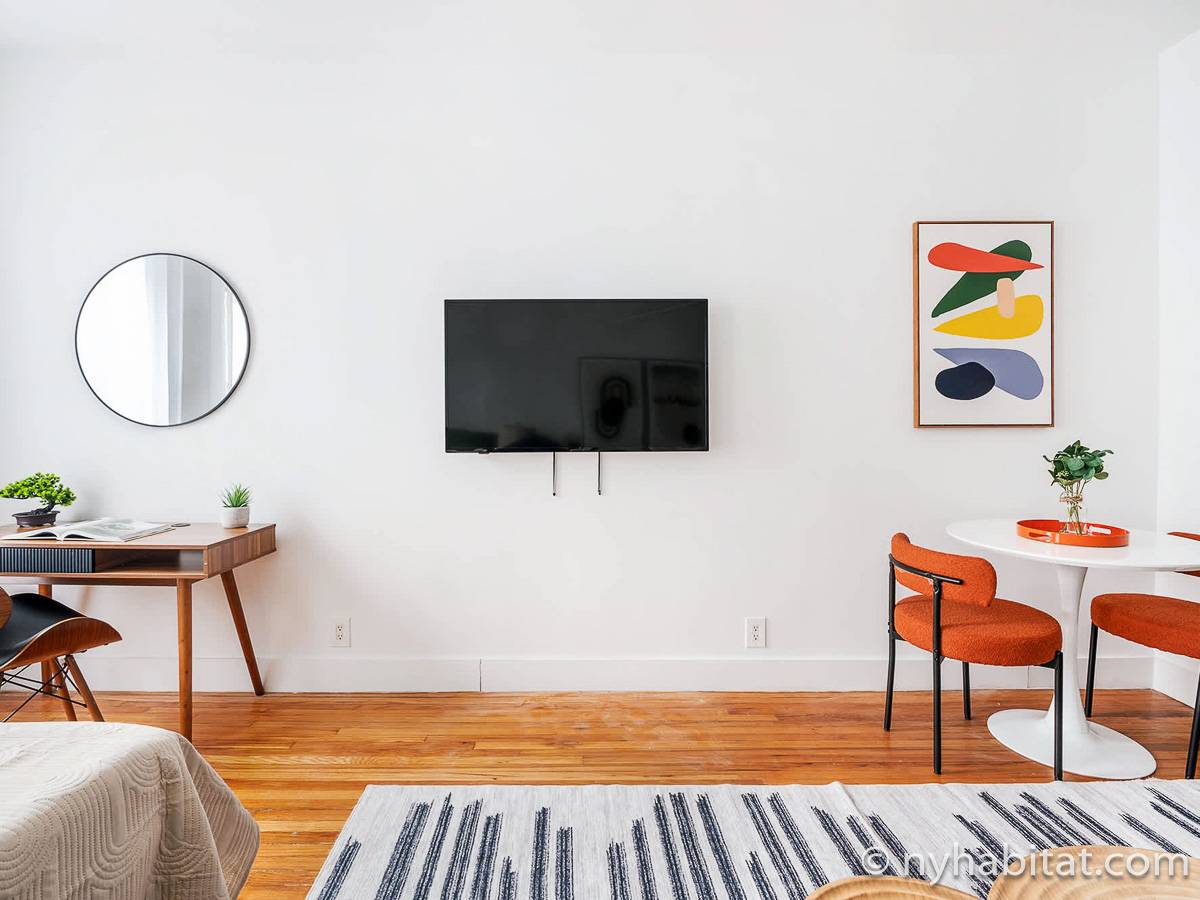 Living room - Photo 8 of 11