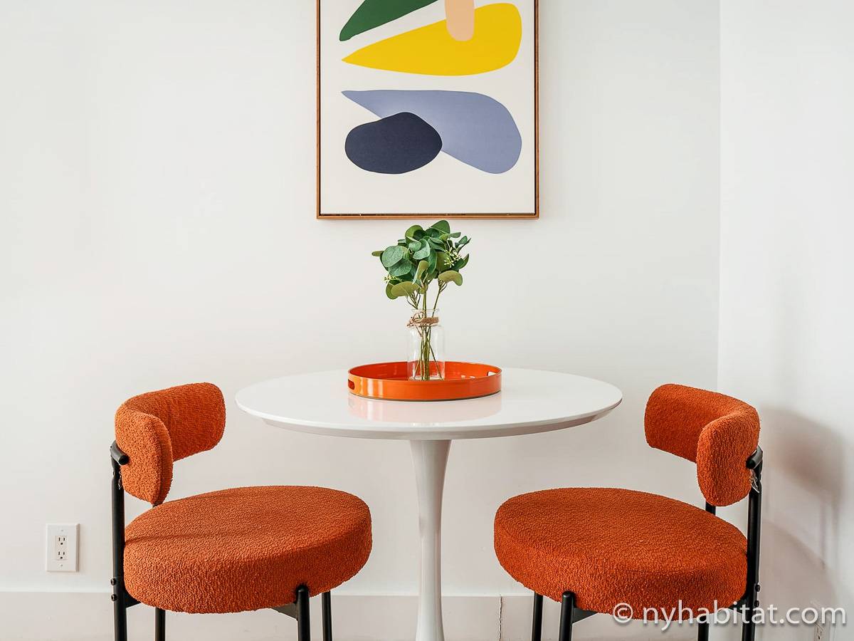 Living room - Photo 10 of 11