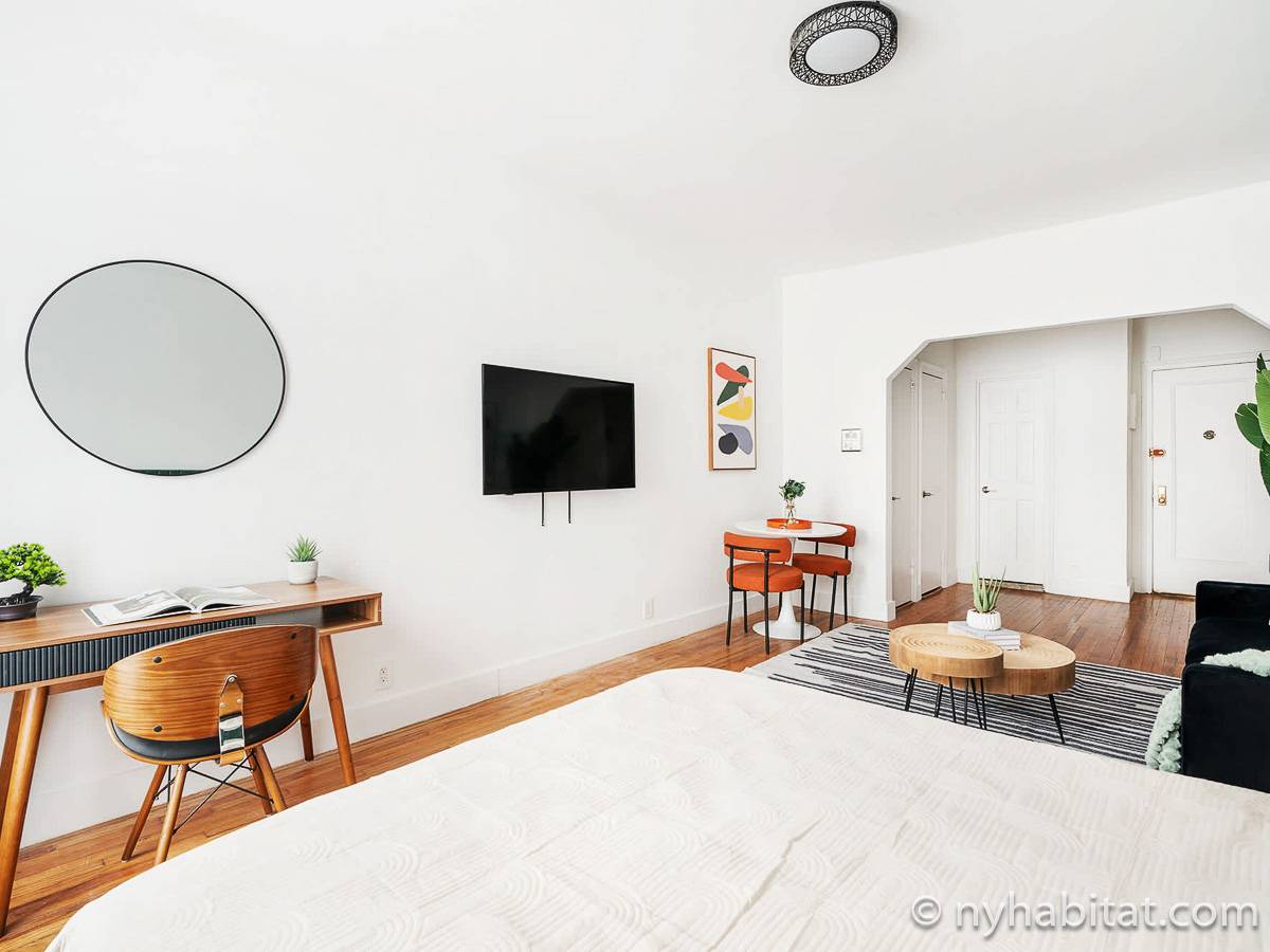 Living room - Photo 7 of 11