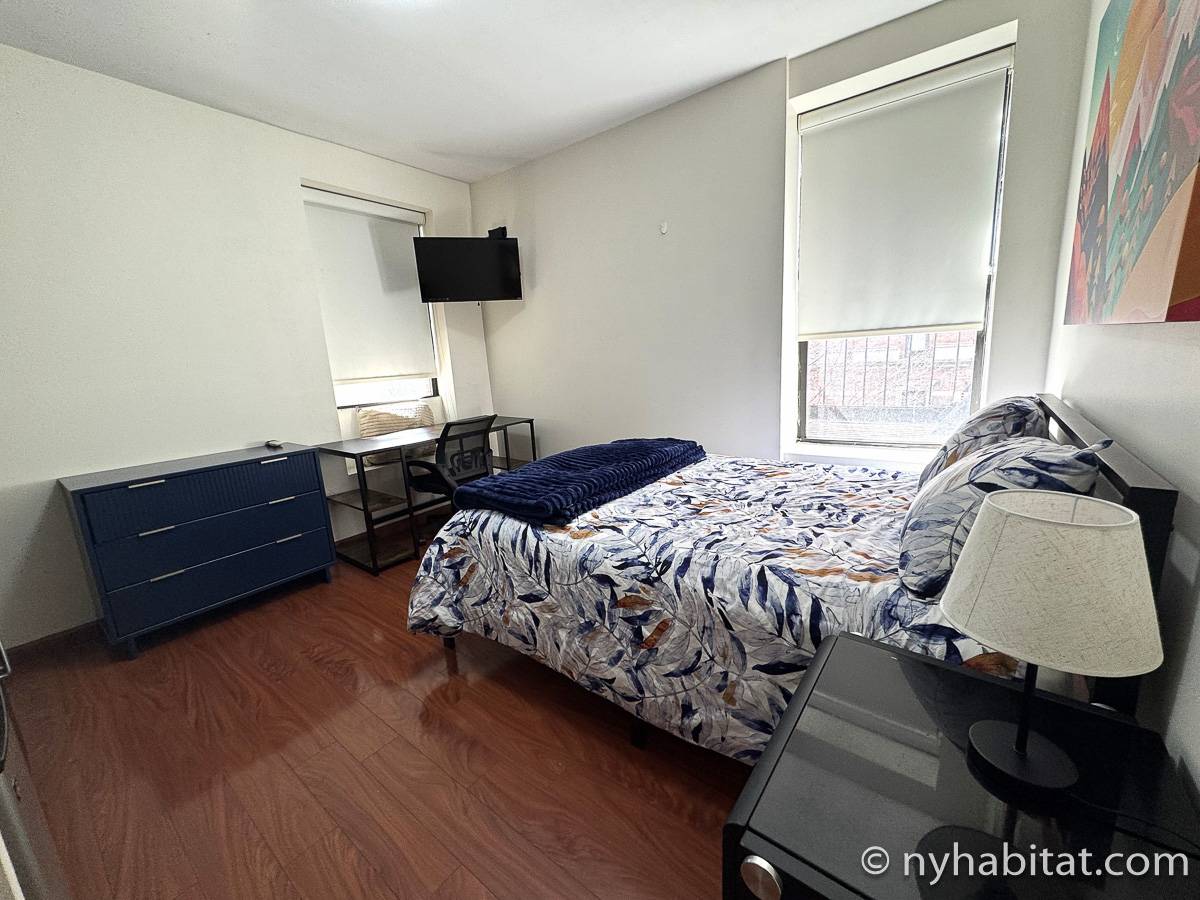 Living room - Photo 3 of 4
