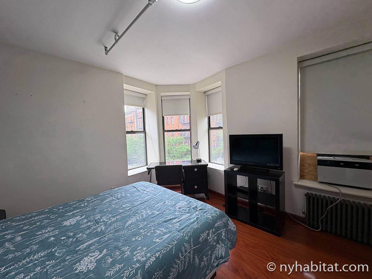 Living room - Photo 4 of 5