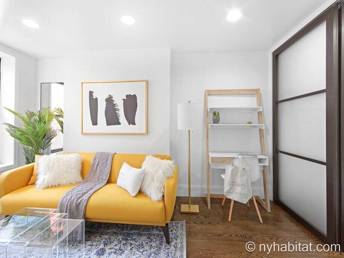 Living room - Photo 4 of 5