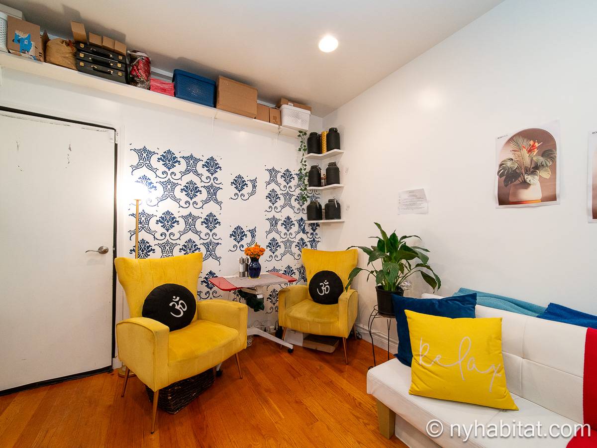 Living room - Photo 3 of 5