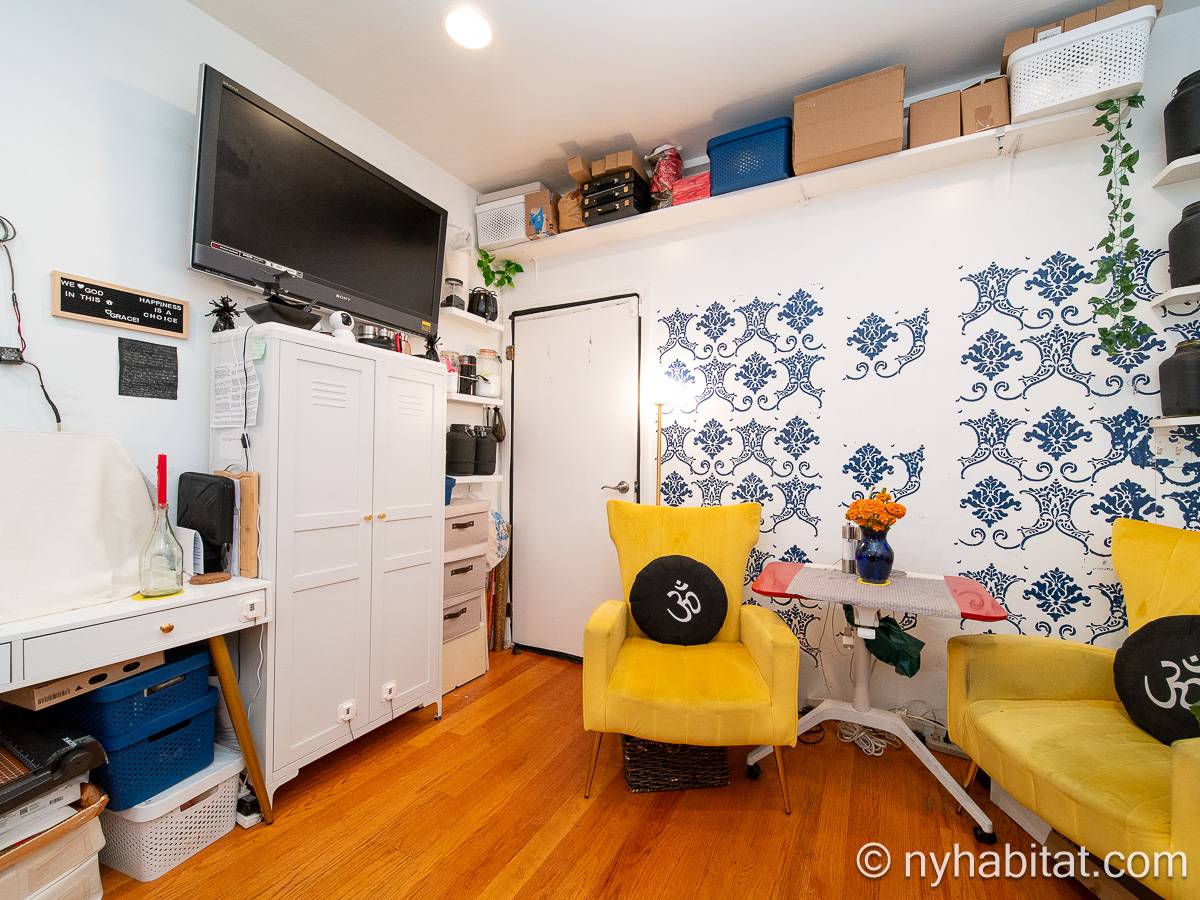 Living room - Photo 4 of 5