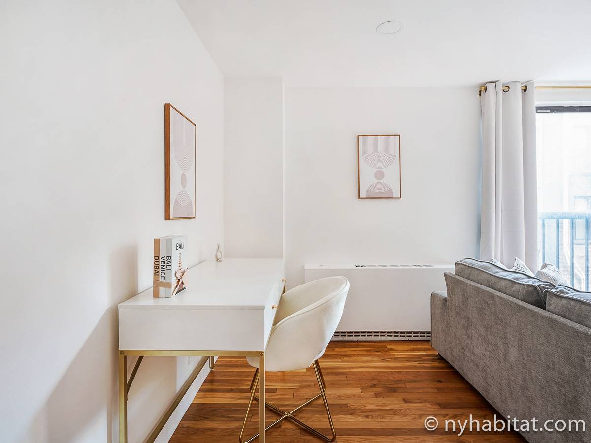 Living room - Photo 5 of 9
