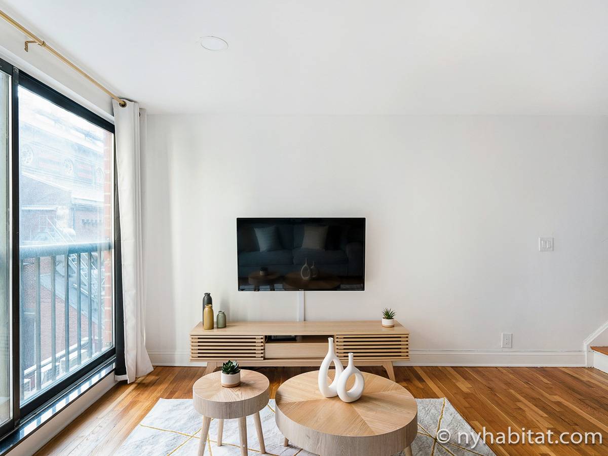 Living room - Photo 4 of 9