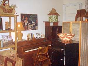 Living room - Photo 6 of 12
