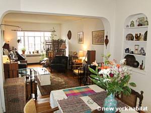 Living room - Photo 5 of 6