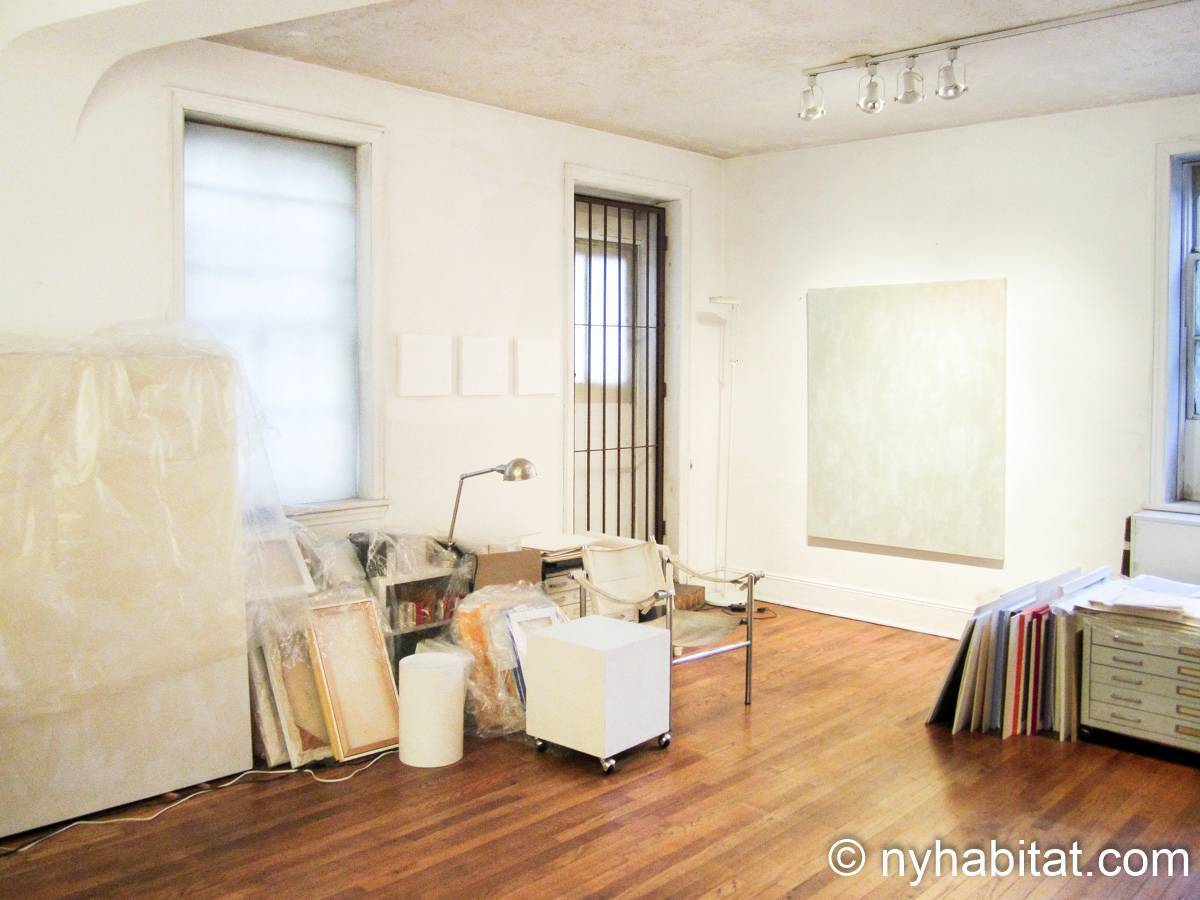 Living room - Photo 4 of 10
