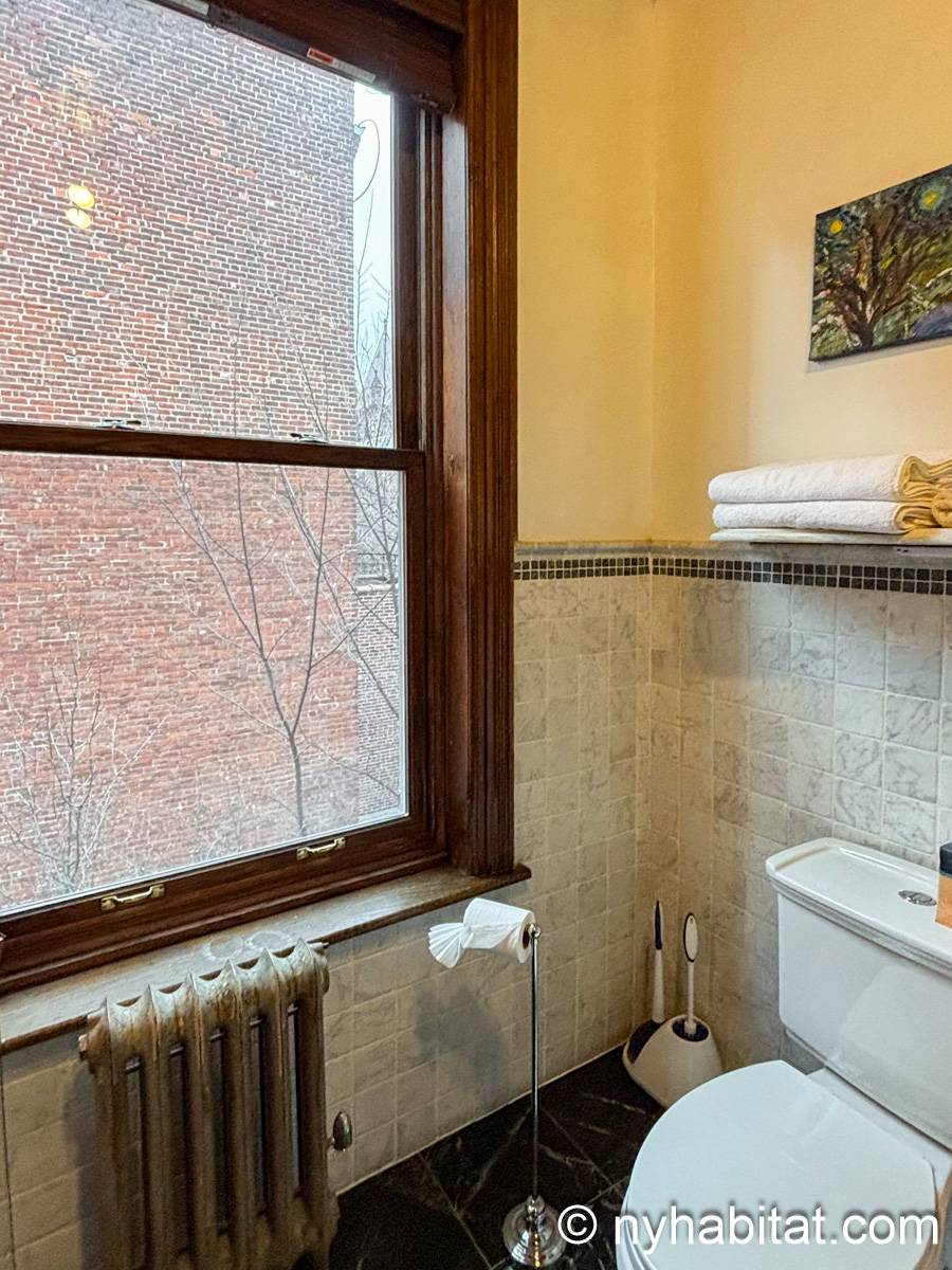 Bathroom 4 - Photo 3 of 5