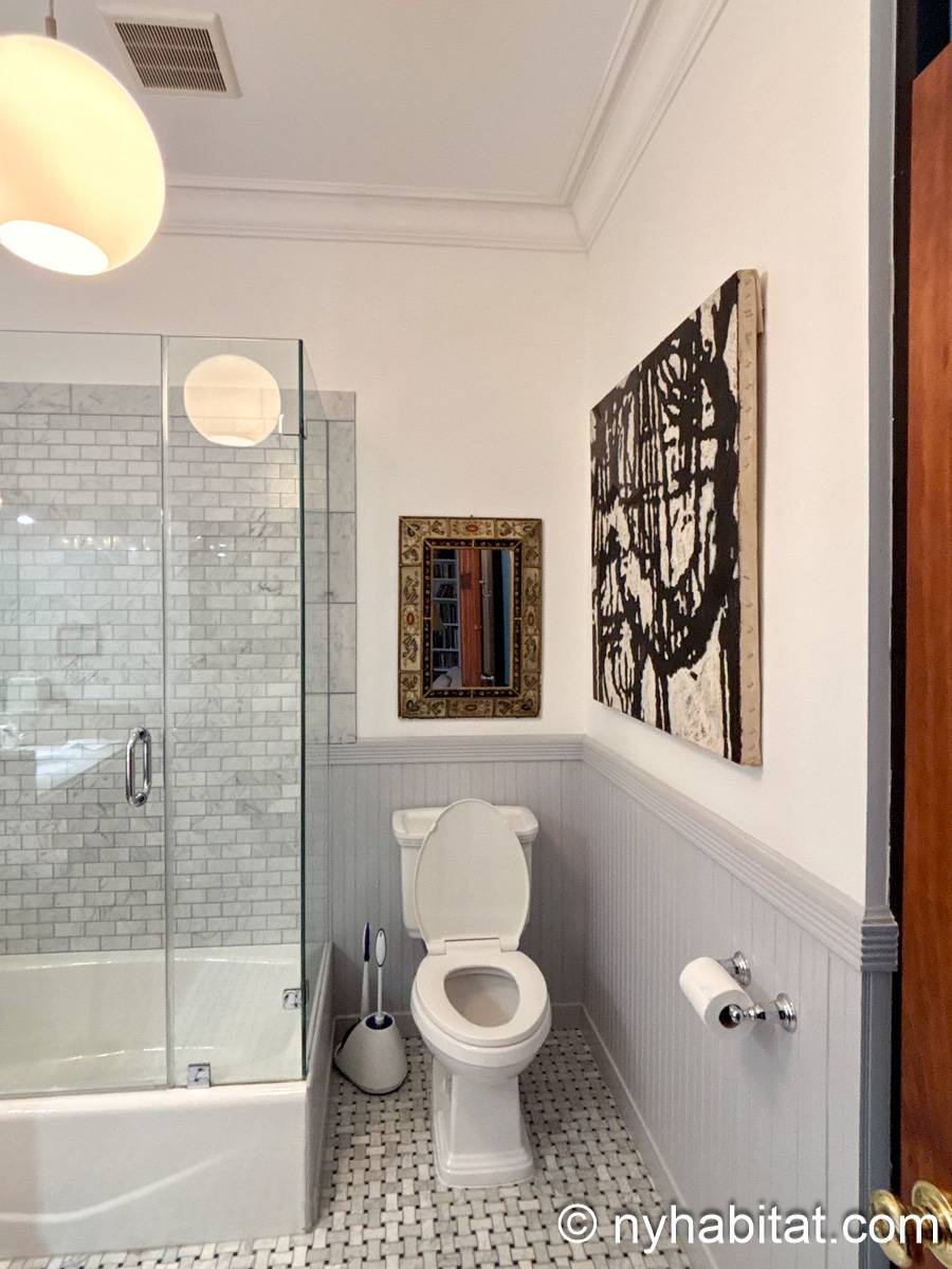 Bathroom 6 - Photo 3 of 3