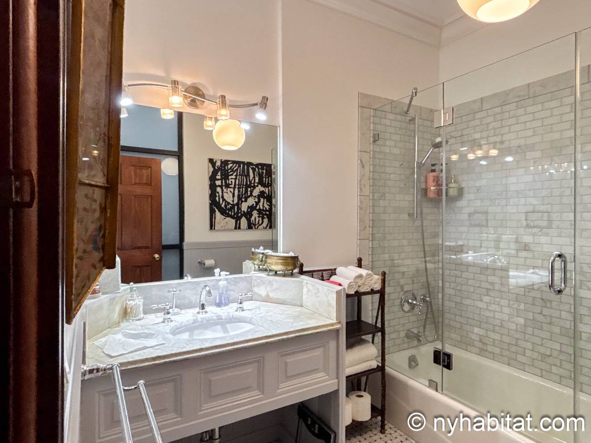 Bathroom 6 - Photo 1 of 3