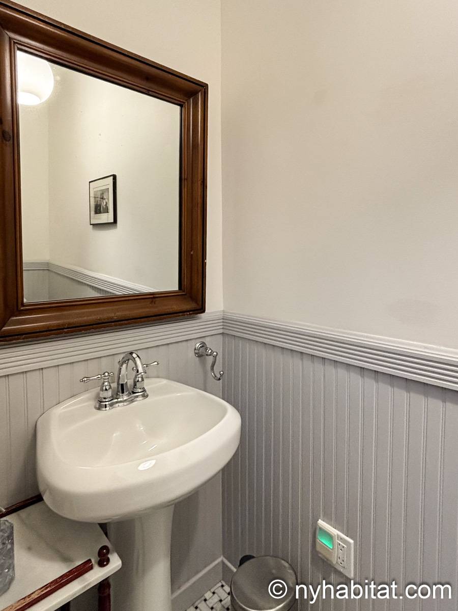 Bathroom 7 - Photo 2 of 2