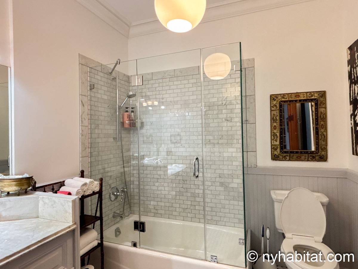 Bathroom 6 - Photo 2 of 3